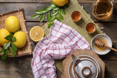 Limon ve doğal bal ile sıcak çay, 
