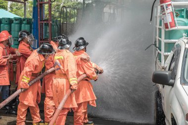 İtfaiyeciler Lpg depolama kolaylığı yangın söndürme planları prova
