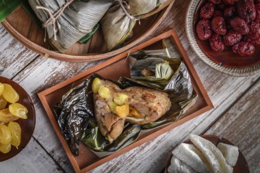 Gıda ve geleneksel dekoratif ile Çin Yeni Yıl parti masası