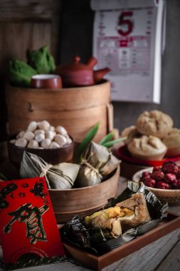 Gıda ve geleneksel dekoratif ile Çin Yeni Yıl parti masası