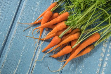 Ahşap masa üzerinde taze ve tatlı havuç