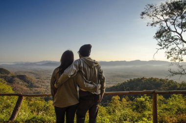 sabah gündoğumu arka planda bir çiftin silueti. Polis