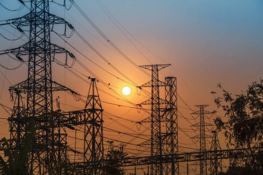 gün batımı sırasında yüksek gerilim çelik iletim kulesi 