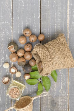 Ahşap masa üzerinde Organik Macadamia somun - vintage filtre.