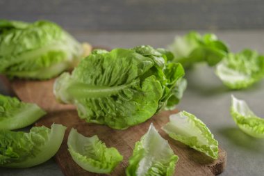 olgun organik yeşil salata Romano bir kesme tahtası üzerinde