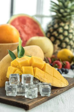 Ünlü Alphonso mango dilimleri üzerine ahşap arka plan, seçici focu