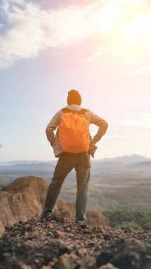 Turist yüksek kayalar tepe üzerinde. Spor ve aktif bir yaşam konsepti.