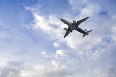 uçak bulutların üzerinde