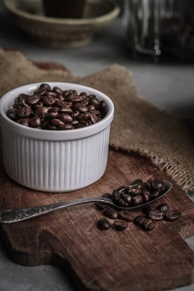 Kaffeetasse und Bohnen auf altem Küchentisch. — Stockfoto