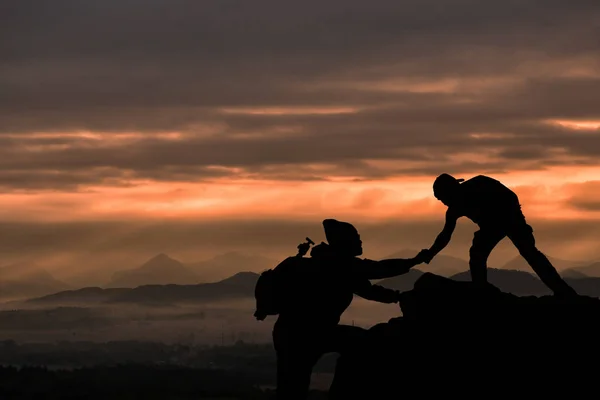 Amici che si aiutano a vicenda e con il lavoro di squadra cercando di raggiungere il — Foto Stock