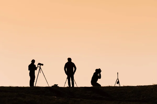Silhouettes of hikers with backpacks enjoying sunset view from t — Stock Photo, Image