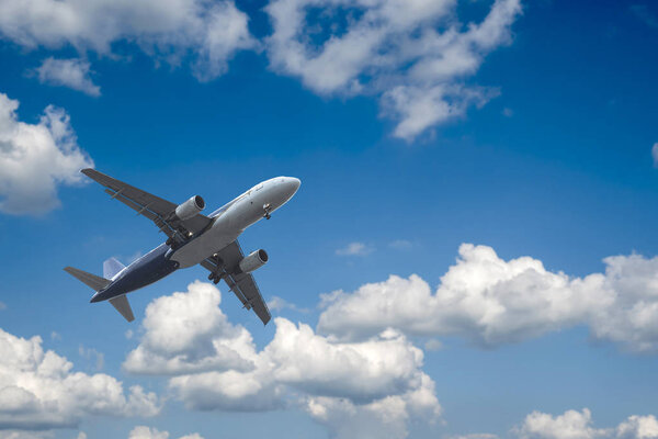 Самолет над облаками
