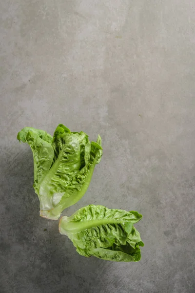 Salada de alface Romaine sobre mesa de pedra — Fotografia de Stock