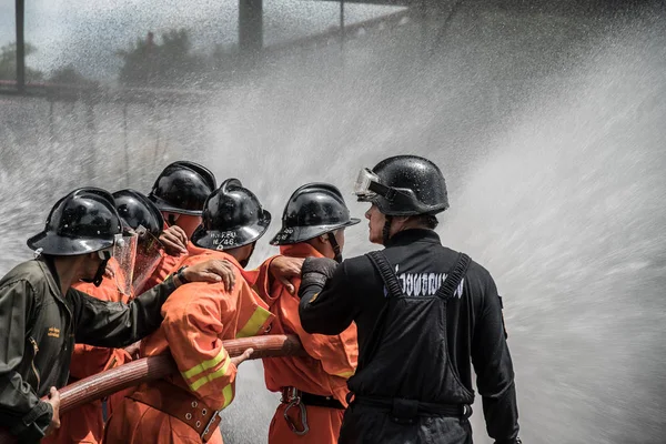 Οι πυροσβέστες κάνουν πρόβα τα σχέδια πυρόσβεσης στις εγκαταστάσεις αποθήκευσης υγραερίου — Φωτογραφία Αρχείου