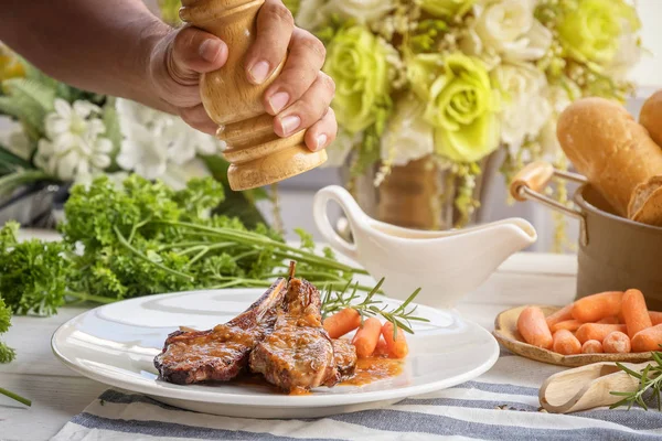 Filete de cordero en plato blanco —  Fotos de Stock