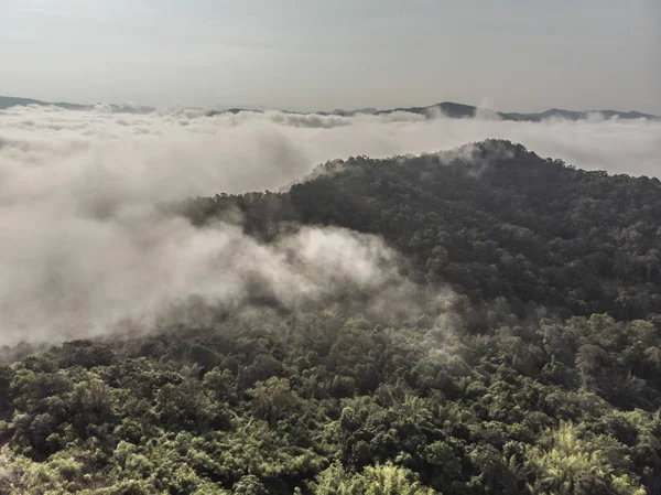 Thail kuzeyinde Dağ Tabakası ile Sabah Sis Manzara