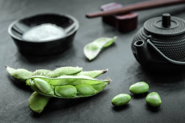 Edamame fresco cozido no vapor polvilhado com sal marinho em uma mesa de pedra para — Fotografia de Stock