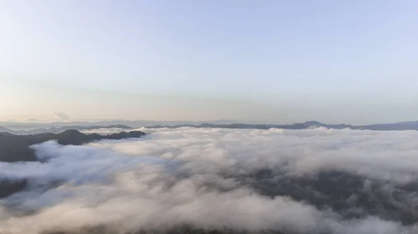 Thail kuzeyinde Dağ Tabakası ile Sabah Sis Manzara — Stok fotoğraf