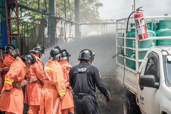 Tűzoltók próbálni tűzoltó tervek a LPG tároló lét — Stock Fotó
