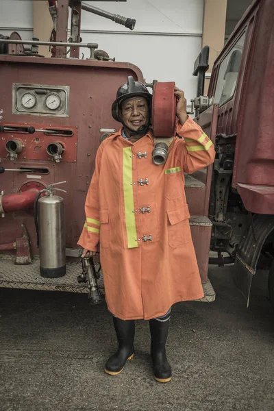 Porträtt av Happy Firefighter team med utrustning mot Truc — Stockfoto