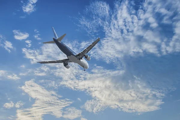 Самолет над облаками , — стоковое фото