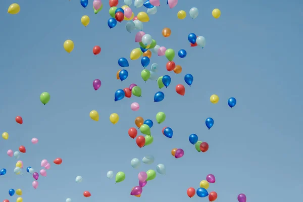 Balão de borracha com céu azul — Fotografia de Stock
