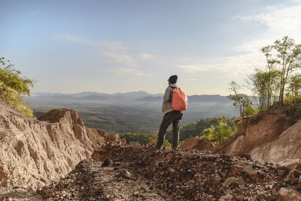 Turista en la cima de las rocas altas. Concepto de deporte y vida activa — Foto de Stock