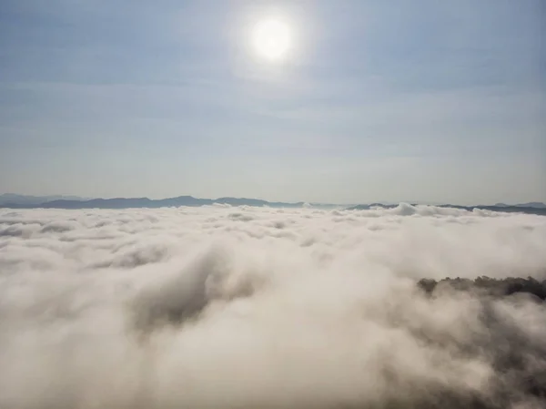 Thail kuzeyinde Dağ Tabakası ile Sabah Sis Manzara — Stok fotoğraf