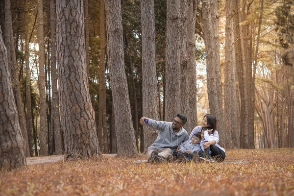 Ung Familj Med Barn Som Har Roligt Naturen Far Mor — Stockfoto