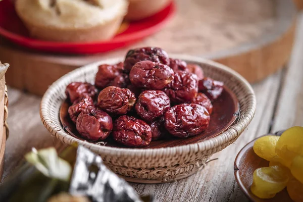 Kurutulmuş kırmızı tarih veya Çin jujube. Geleneksel bitkisel ilaç sp