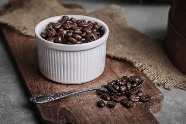 Kaffeetasse und Bohnen auf altem Küchentisch. — Stockfoto