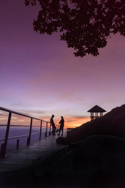 Jovem casal desfrutando do pôr do sol no Miradouro — Fotografia de Stock