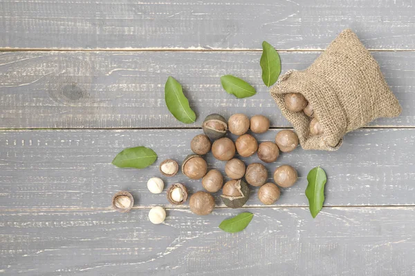 Tuerca ecológica de macadamia sobre mesa de madera - filtro vintage . — Foto de Stock