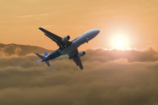 Самолет над облаками — стоковое фото