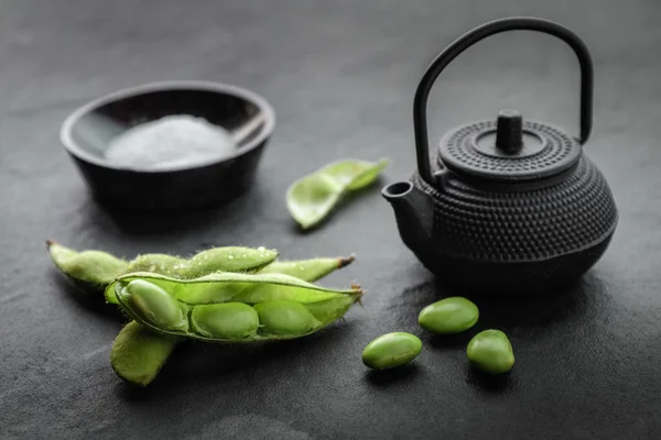 Edamame fresco cozido no vapor polvilhado com sal marinho em uma mesa de pedra para — Fotografia de Stock