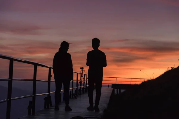 Pareja joven disfrutando de la puesta de sol en el Mirador — Foto de Stock