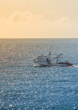Florianpolis, Brezilya için güzel bir gün batımı sırasında deniz kapısı tekne