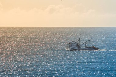 Florianpolis, Brezilya için güzel bir gün batımı sırasında deniz kapısı tekne