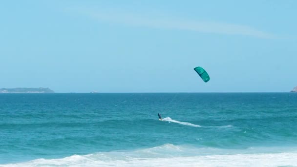 Muž kitesurfing v Florianópolis, Brazílie. — Stock video