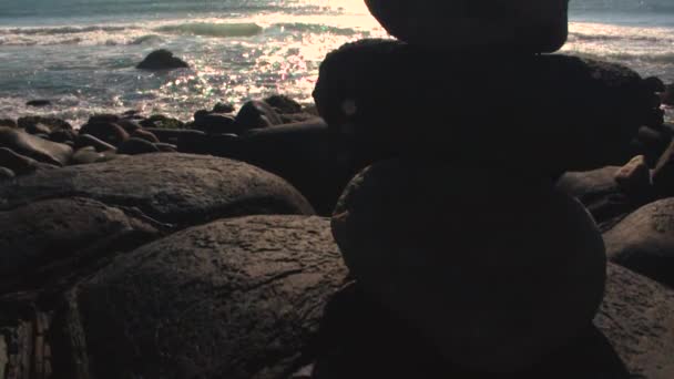 Pedras empilhadas na praia. Inclina o vídeo. Florianópolis, Santa Catarina, Brasil — Vídeo de Stock
