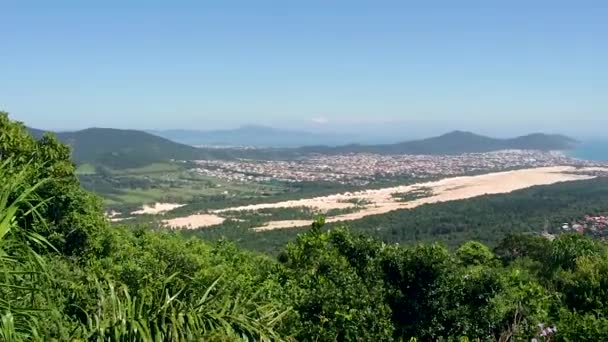 Vue aérienne depuis le sommet de Morro das Aranhas. Randonnées pédestres à Florianpolis, Brésil . — Video