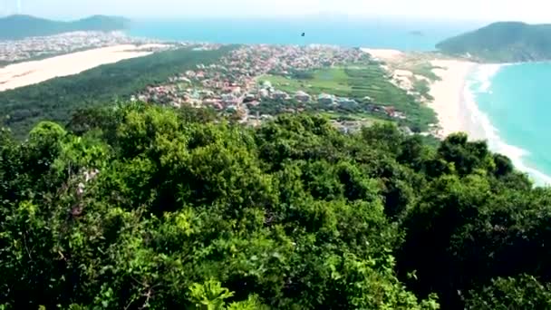 Widok z lotu ptaka od góry Morro das Aranhas. Turystyka w Florianpolis, Brazylia. — Wideo stockowe