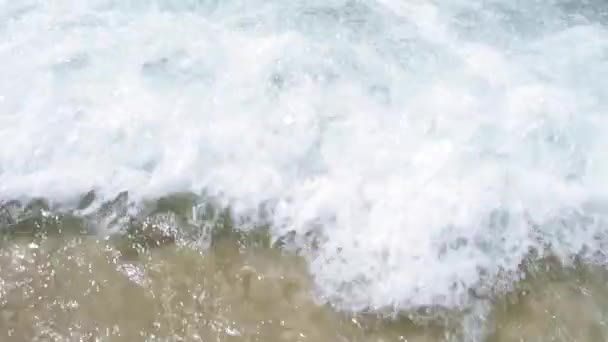 Kalm vloed in slow motion. Golven op het strand. Floripa, Brazilië — Stockvideo