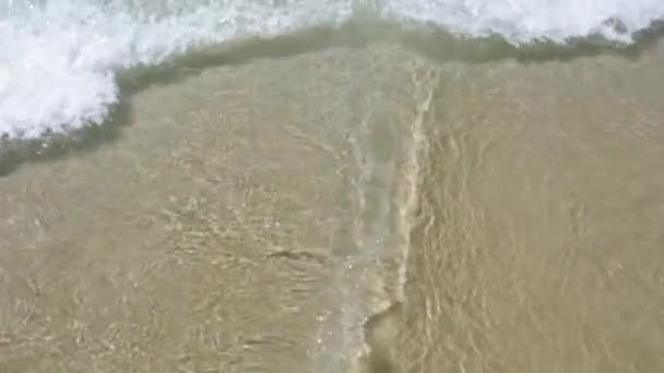 Спокойный прилив в замедленной съемке. Волны на пляже. Мбаппе, Бразилия — стоковое видео