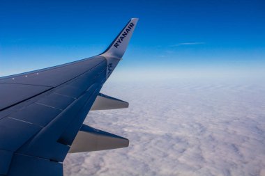 Dublin, İrlanda - 20 Nisan 2017: Ryanair logosu ile gökyüzü arka plan olarak uçağın kanadında.