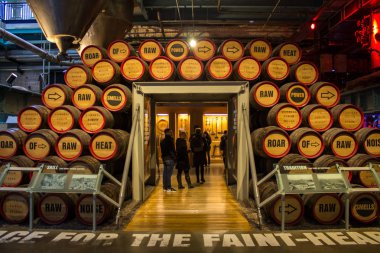 Dublin, İrlanda - 7 Şubat 2017: Guinness Storehouse iç ziyaret insanlar. Bira ahşap varil
