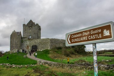 Galway, İrlanda - Şubat 18, 2017-Dunguaire kale ziyaret kişi