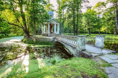 Kemeri parkta Letonca başkenti Riga bulunan çardak 