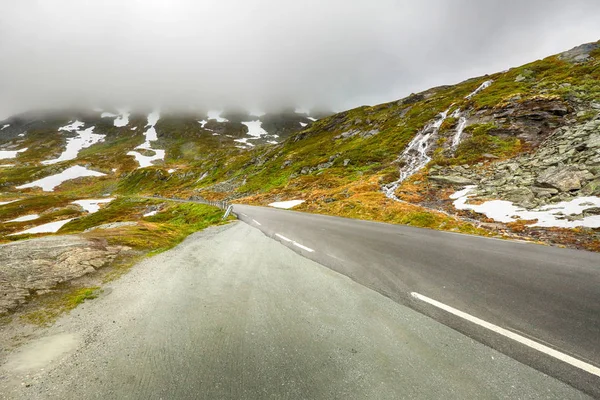 Strada aperta in montagna nella nebbia — Foto Stock