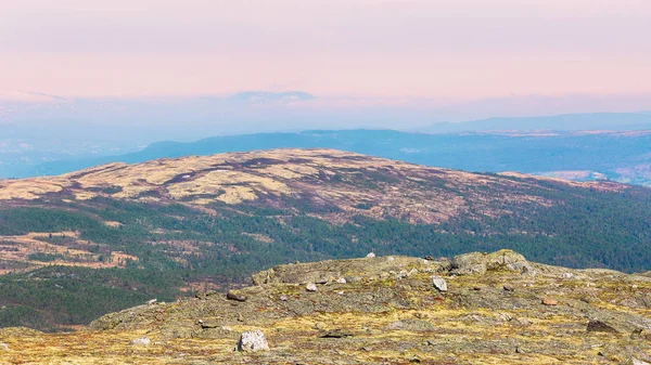Montañas en Innerdalen, Noruega — Foto de Stock